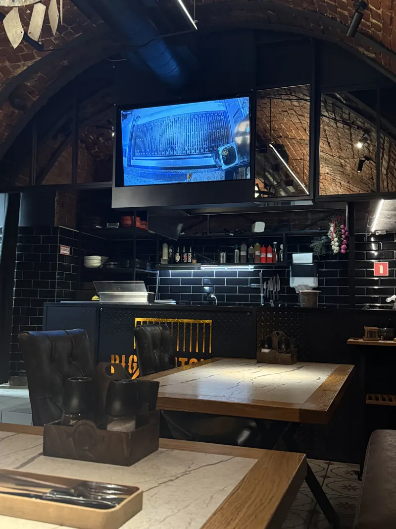 Гриль Big Butcher на экране над открытой кухней